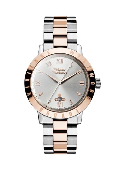 Ρολόι με ασημένιο καντράν και ροζ χρυσές λεπτομέρειες, αριθμούς Ρωμαϊκού τύπου και βραχιόλι από μέταλλο σε δύο τόνους με γυαλιστερές και βουρτσιστές φινιρίσματα.