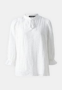 Vit blus med långa ärmar och hög krage, texturerad tyg och volangärmar. Har en knytning fram.