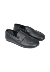 Czarne skórzane mokasyny o gładkiej fakturze, z przeszywanym noskiem i płaską gumową podeszwą. Model wsuwany z minimalnymi akcentami metalowymi.