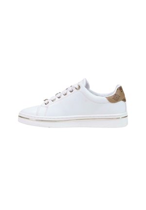 Biały niski sneaker z złotymi przelotkami, białymi sznurowadłami i brązową, wzorzystą zakładką na pięcie, widziany z lewej strony na białym tle.