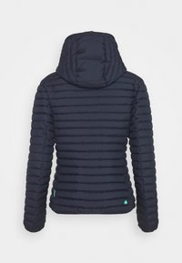 Tummansininen tikattu toppatakki vaakasaumoilla ja kiinniommeltu huppu, näkyy takaa yksinkertaista taustaa vasten.