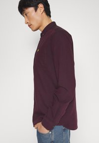 Lyle & Scott REGULAR FIT LIGHT WEIGHT OXFORD - Camisa - glenshee plum