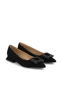 Schwarze Wildleder-Pumps mit niedrigem Absatz, spitzen Zehen und dekorativer schwarzer Edelstein-Schnalle auf dem Blatt. Glatte Innenauskleidung und strukturierte Außensohle.