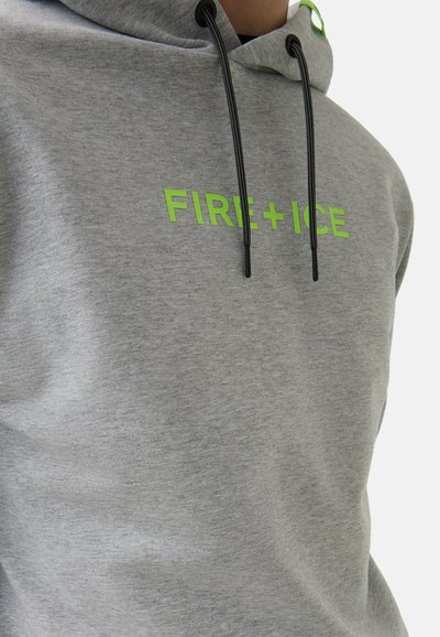 Grauer Hoodie mit schwarzen Kordeln und angespitzten schwarzen Metallenden. Mit dem grünen Aufdruck "FIRE+ICE" über die Brust. Weicher Stoff.