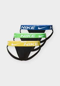 Τρία μαύρα αθλητικά εσώρουχα Nike στοιβαγμένα, το καθένα με διαφορετικό χρωματιστό λογότυπο στη μέση σε μπλε, πράσινο και κίτρινο σε λευκό φόντο.