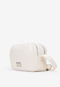 Neceser de cuero texturizado blanco con forma rectangular, dos compartimentos con cremallera y un asa corta en el lateral. Detalles en hardware plateado.