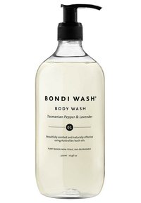 Bondi Wash Duschgel in einer klaren Kunststoffflasche mit schwarzem Pumpverschluss. Das Etikett zeigt fett gedruckten Text und ein minimalistisches Design. 500 ml Fassungsvermögen.
