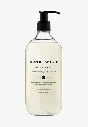 Bondi Wash Duschgel in einer klaren Kunststoffflasche mit schwarzem Pumpverschluss. Das Etikett zeigt fett gedruckten Text und ein minimalistisches Design. 500 ml Fassungsvermögen.