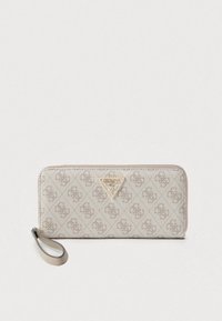 Texturált felületű bézs pénztárca logó plakettel, cipzáras záródással és csuklópánttal. A felületen mintázatok találhatók.
