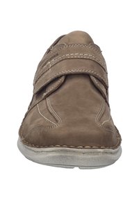 Braune Wildlederschuhe mit zwei verstellbaren Klettverschlüssen, weißen Nähten, runder Zehenform und einer strukturierten Gummisohle für besseren Halt.