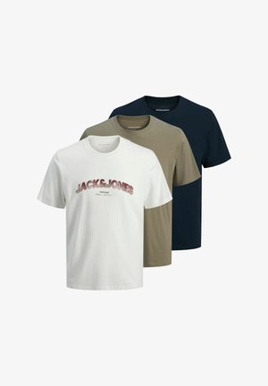 Trois t-shirts à manches courtes col rond en blanc avec le logo Jack & Jones, vert olive et bleu marine foncé, présentés en chevauchement sur fond blanc.