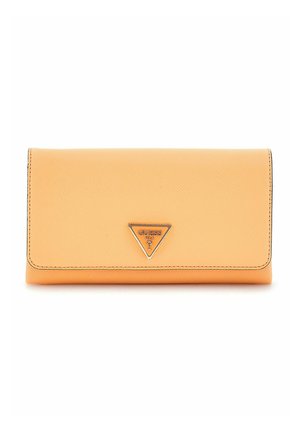 Portefeuille texturé orange avec une plaque de logo argentée triangulaire. Le design comprend un rabat pliant et des bords cousus.