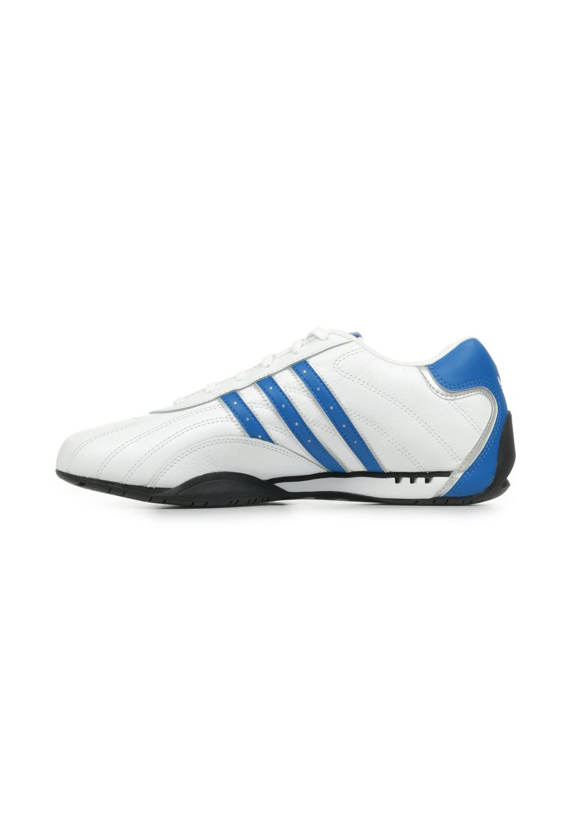 Baskets blanches de sport avec trois rayures bleues, dessus en cuir lisse, bout arrondi et semelle en caoutchouc noir avec des détails de grip.