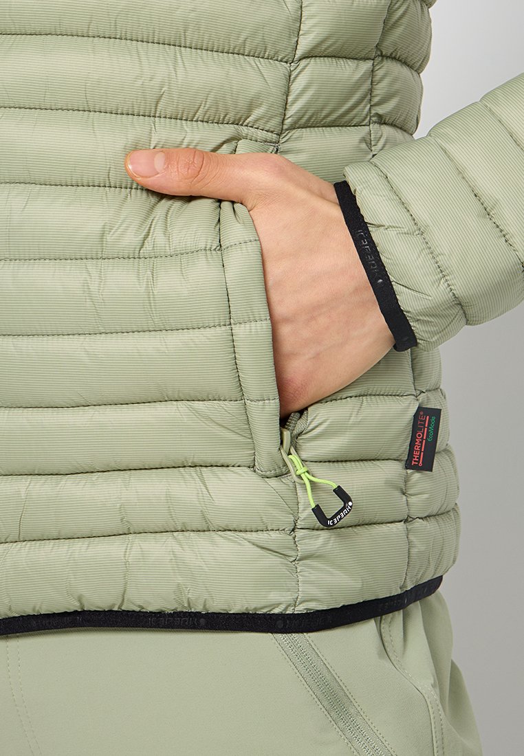 Lichtgroene geïsoleerdeジャacket, gestikte ontwerp, ritszak, duimgatenmanchetten, zwarte accenten, gemaakt van Thermolite materiaal, zachte textuur.