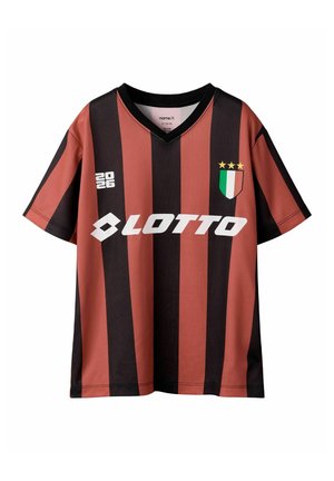 Maillot de sport à rayures verticales rouges et noires avec le logo "LOTTO", le texte "2026" et un blason aux rayures vertes, blanches, rouges et trois étoiles dorées.
