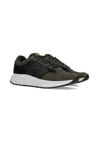 Sneakers in suede verde scuro con accenti in rete e pelle nera. Presentano una suola intermedia bianca e una suola esterna in gomma nera. Design con lacci e branding.