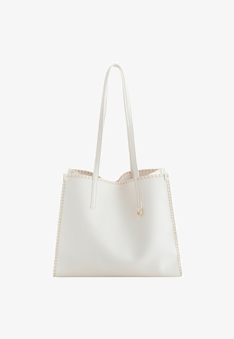 Biała torba tote wykonana z teksturowanego materiału, z plecionym wykończeniem, długimi ramiączkami i złotym akcentem z boku. Przestronny otwarty design.