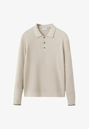 Suéter polo de punto beige de manga larga con textura acanalada, tres botones en la tapeta y cuello, con un ribete más oscuro en los puños.