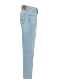 Jean droit en denim bleu clair avec poches avant et arrière, patch en cuir marron de la marque sur la ceinture arrière et détails de couture visibles.