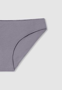 Mutande da bikini in cotone viola con una texture liscia, design a vita bassa e cintura elasticizzata. Nessun motivo visibile o dettagli in metallo.