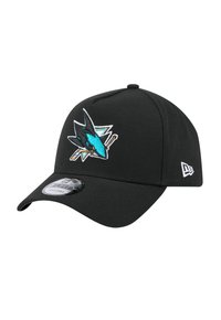Casquette noire au design structuré, avec un logo de requin brodé en bleu-vert, une visière incurvée et une sangle réglable à l'arrière.