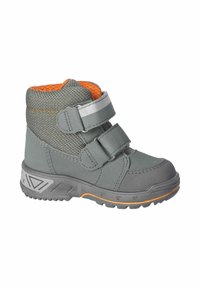 Szare i pomarańczowe buty dla małego dziecka z dwoma regulowanymi paskami na rzepy oraz teksturowaną gumową podeszwą do użytku zewnętrznego.