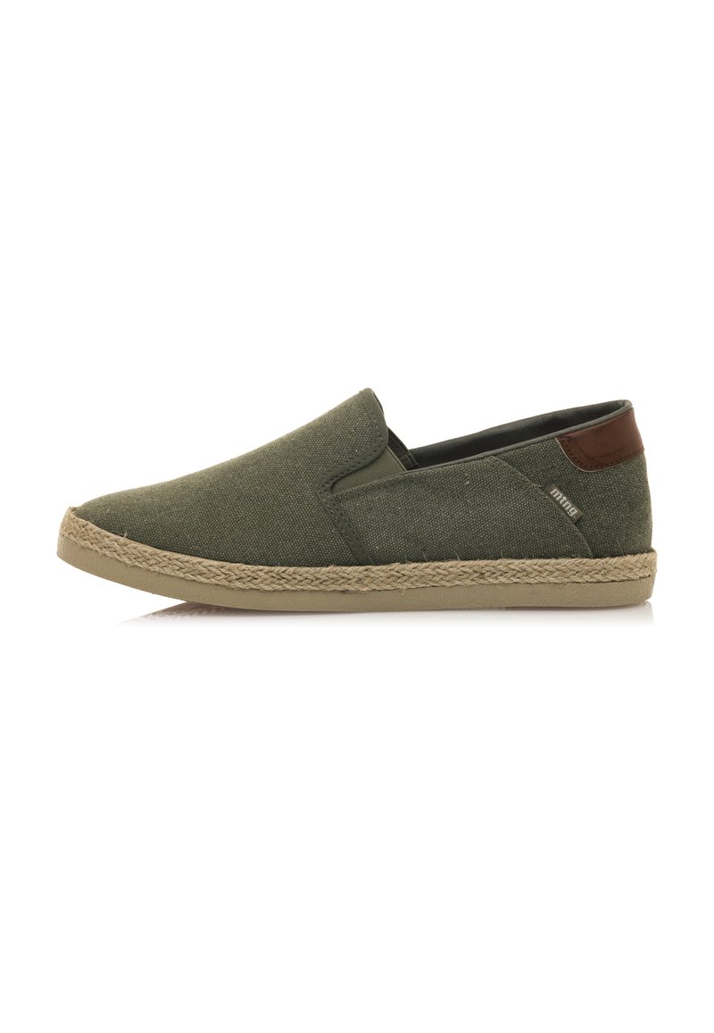 Chaussure slip-on en toile verte avec une finition texturée, dotée d'un accent talon en cuir marron et d'une semelle intermédiaire en jute tressé.