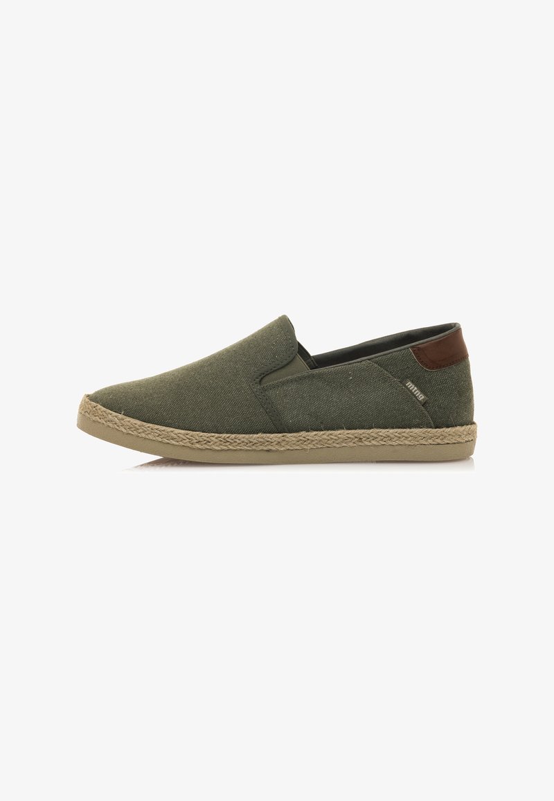 Zapato tipo slip-on de lona verde con un acabado texturizado, que presenta un acento en el talón de cuero marrón y una entresuela de yute trenzado.