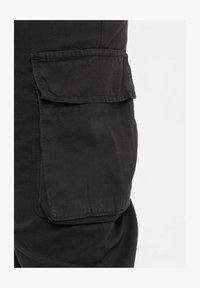 Unselected, black