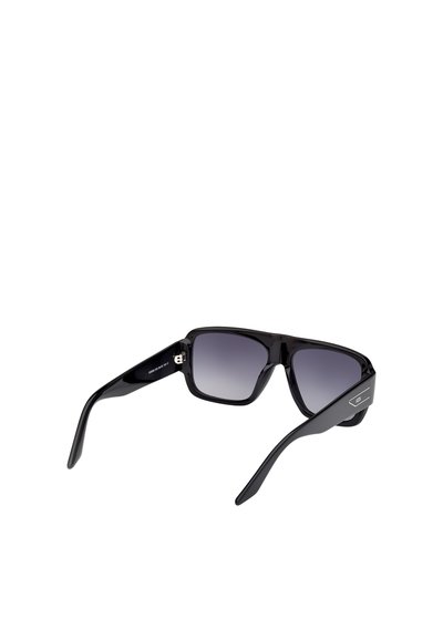 Czarne prostokątne okulary przeciwsłoneczne o błyszczącej powierzchni, szare gradientowe soczewki i smukłe czarne ramiona z delikatnym brandingiem.