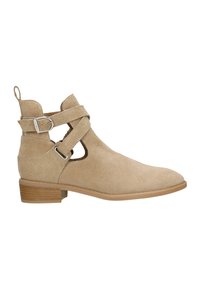 Stivale alla caviglia in suede beige con un design a taglio e una cintura con fibbia in argento. Tacco in legno piatto e punta liscia.