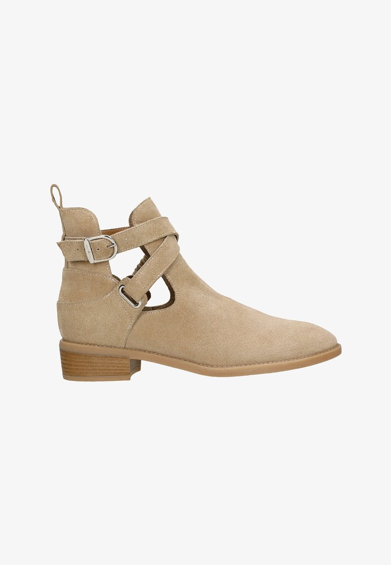 Stivale alla caviglia in suede beige con un design a taglio e una cintura con fibbia in argento. Tacco in legno piatto e punta liscia.