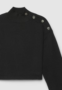 Schwarzer, kurz geschnittener Pullover mit geripptem, hohem Kragen und Knöpfen an der Schulter. Weicher, strukturierter Stoff; mit langen Ärmeln und geripptem Saum.