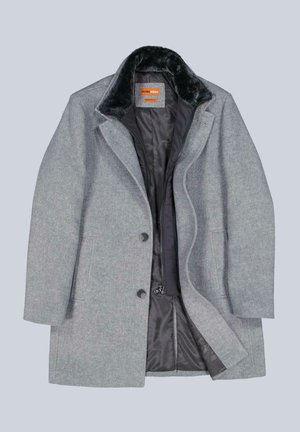 Grauer Wollmantel mit einem Reverskragen, gefüttert mit dunklem Stoff. Verfügt über zwei Vorderentaschen und einen verdeckten Reißverschluss mit Knopfverschluss.