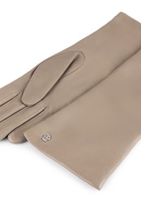 Ein Paar beiger Lederhandschuhe mit einem kleinen silbernen Totenkopf-Emblem nahe dem Handgelenk auf einem weißen Hintergrund.