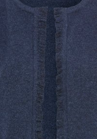 Donkergrijze gebreide cardigan met een subtiele ruchesrand langs de open voorkant en randen.
