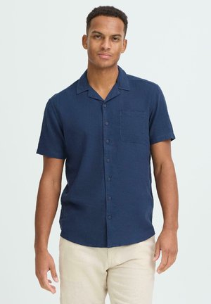 Marineblaues Kurzarmhemd mit Knopfleiste und einer Brusttasche, aus strukturiertem Stoff gefertigt. Mit Kragen und geradem Saum.