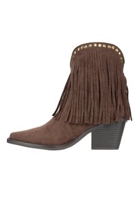 Braune Wildleder-Stiefeletten mit Fransen und goldenen Nieten, mit spitzer Zehenpartie und einem Absatz mit horizontalen Linien.