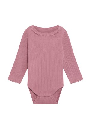 Roze babybody met lange mouwen en kanten afwerking rond de hals en mouwen, met drukknoopjes onderaan.