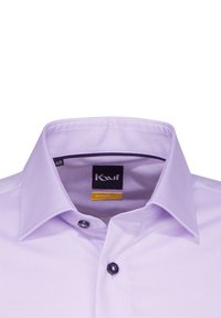 Camicetta lilla con colletto strutturato, dotata di bottoni scuri e un'etichetta che recita "Kauf", "Modern Fit". Tessuto testurizzato.