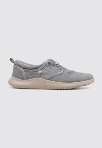 Sneaker en toile grise avec un dessus texturé, semelle beige légère et fermeture à lacets. Doté d'un col doux pour plus de confort.