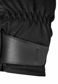 Schwarze Handschuhe aus elastischem Material, mit einem glatten, schwarzen Lederband und strukturiertem Steppdetail am Bündchen.