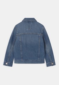 Džínová bunda, tmavě modrá, klasický střih, dlouhé rukávy, zadní pohled, zapínání na knoflíky na rukávech, šité švy a čtvercová nášivka na horní části zad.