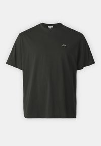 Černé bavlněné tričko s kulatým výstřihem a krátkými rukávy. Na levé straně hrudi se nachází malé zelené a bílé logo Lacoste.