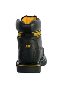 Bota de trabajo de cuero negro con un cuello acolchado, acentos amarillos, suela resistente y logotipo en la parte trasera. Diseñada para la durabilidad y el soporte.