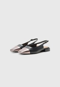 Juodos odinės slingback bateliai su metaliniu rožiniu auksu smailiu nosiu, turintys žemą blokinį kulną ir reguliuojamą kulkšnies dirželį.