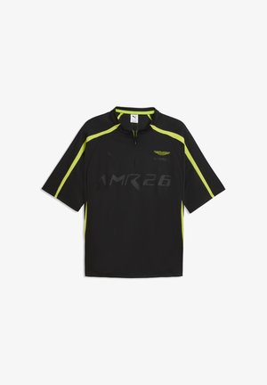 Czarna sportowa koszulka z krótkimi rękawami, neonowo-żółtymi paskami na ramionach i bokach, z suwakiem do ćwiartki długości, z logo "AMR26" na przodzie.