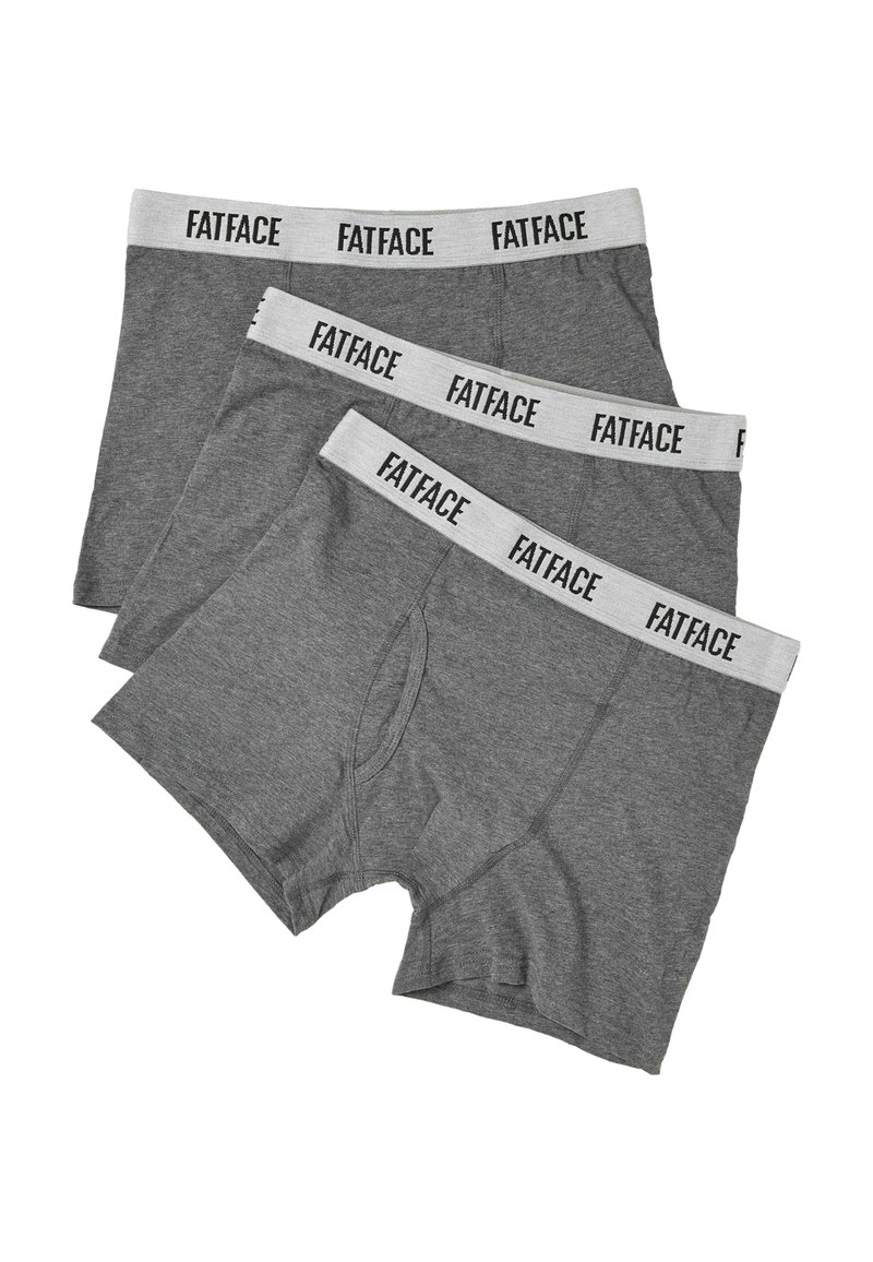 Trois boxers gris pour hommes avec des ceintures blanches portant l'inscription « FATFACE » en texte noir, empilés avec la paire de devant entièrement visible.