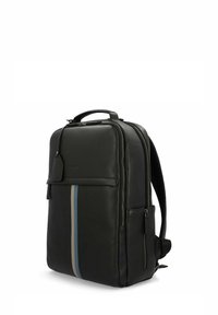 Mochila de cuero negro con dos compartimentos con cremallera, asa superior y un bolsillo frontal. Presenta rayas verticales en azul y gris.