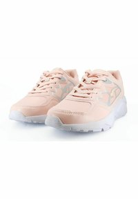 Ljust rosa träningsskor med mesh och syntetmaterial, texturerad överdel, snörning och vit gummisula. Har silverdetaljer.